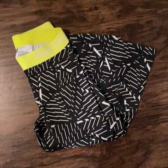 Nike Pro Geometric Leggings With Neon Logo Band - Picture 3 of 3